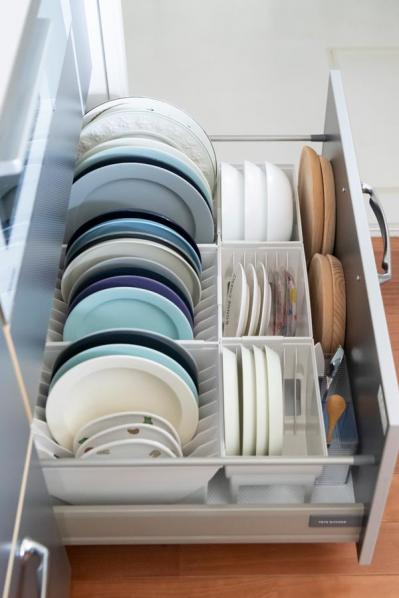 大きさの違う食器は重ねる？立てる？　自分の家や棚に合わせて収納法をカスタマイズする方法【片付け】（サムネイル画像2）