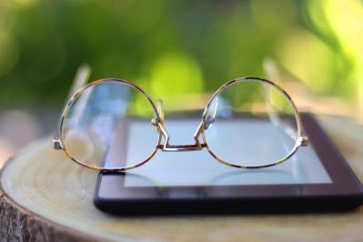 近視の人が老眼になったらどうする？老眼鏡とサングラスがひとつになったおしゃれなレンズも！