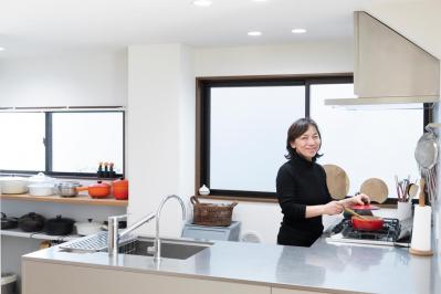 マチュア世代のキッチン収納の極意。しゃがまなくていい配置と収納とは？　料理研究家　上田淳子さんが指南