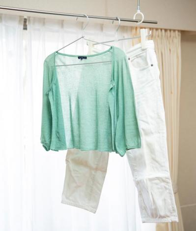 私服は54着に厳選！シンプルライフの達人の「服を増やさないコツと収納術」（サムネイル画像2）