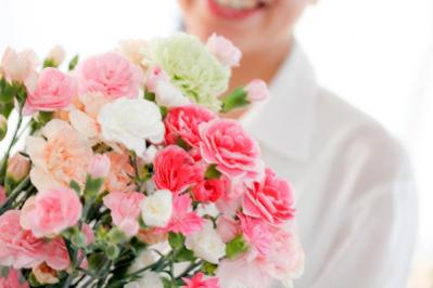 【母の日】と【賀寿】のお祝いに喜ばれるプレゼント。施設での贈り物のマナーとは？【喜寿・傘寿・米寿・卒寿】（サムネイル画像2）