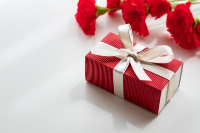 【母の日】と【賀寿】のお祝いに喜ばれるプレゼント。施設での贈り物のマナーとは？【喜寿・傘寿・米寿・卒寿】