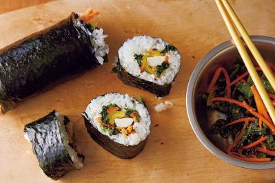 休日にぴったり！ ドラマを見ながら片手でも食べられるレシピ2選【ホットドッグ】【くるっと手巻きキンパ】（サムネイル画像）