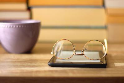 老眼鏡はおしゃれアイテムとして楽しむ！　マチュア世代、これからの目とのつきあい方は？（サムネイル画像）