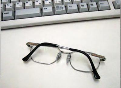 知らず知らずのうちに老眼鏡を傷つけていない？ 9つのNG行動とは（サムネイル画像4）