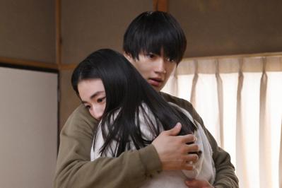 【おとなりに銀河】温泉で「しっぽ」を心配する一郎（佐野勇斗）に、「はさみました」としおり（八木莉可子）。リアクションが可愛いすぎる