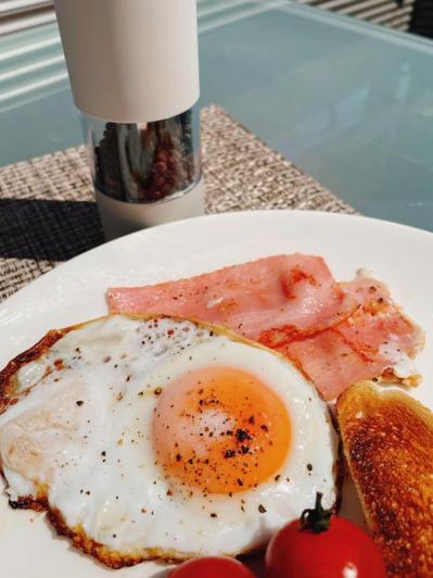 【スリコ】のおしゃれな「電動ミル」で調理力アップ！　片手で使える便利さと挽き加減がすばらしい（サムネイル画像2）