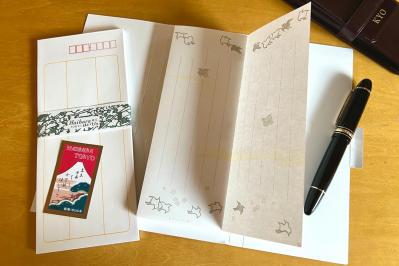 プレゼントや宅配便で、気軽にひとこと添えたいときに【榛原の蛇腹便箋】が重宝する理由