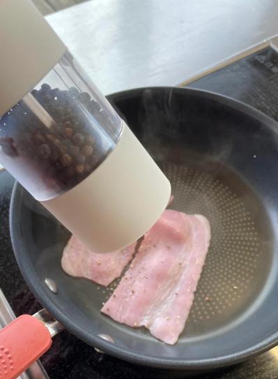 【スリコ】のおしゃれな「電動ミル」で調理力アップ！　片手で使える便利さと挽き加減がすばらしい（サムネイル画像5）