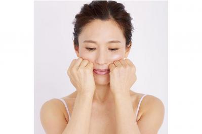 口元、ほうれい線のたるみに！頬全体をほぐす筋膜リフトケアを、佐藤由美子さんが伝授