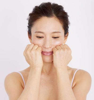 口元、ほうれい線のたるみに！頬全体をほぐす筋膜リフトケアを、佐藤由美子さんが伝授（サムネイル画像2）