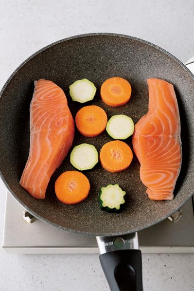 【切り身魚】が驚くほどふっくらやわらかく仕上がる！｜小田真規子さんの「塩と油で下味冷凍」（サムネイル画像4）