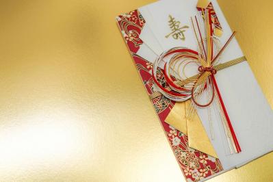 【結婚祝いのマナー】友だちの子どもや部下の披露宴、いくら包めばよい？ 50代から心得ておきたい冠婚葬祭の常識