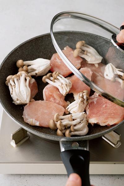 【鶏胸肉】が驚くほどしっとり、ジューシーに！｜小田真規子さんの「塩と油で下味冷凍」（サムネイル画像4）