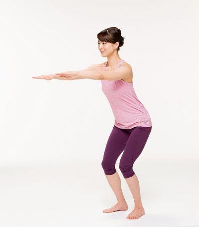 50代からの女性必見！ひざにやさしい“ゆるスクワット”で代謝アップの秘訣（サムネイル画像3）