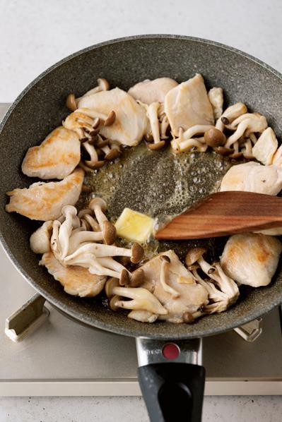 【鶏胸肉】が驚くほどしっとり、ジューシーに！｜小田真規子さんの「塩と油で下味冷凍」（サムネイル画像5）