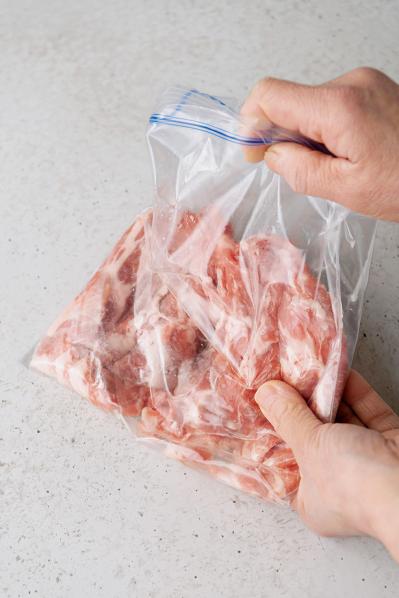 長期間保存できて、うまみもアップ！　豚薄切り肉の【塩＋油で下味冷凍】【2023年レシピ部門人気記事TOP5】（サムネイル画像4）