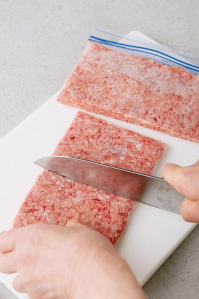【ひき肉】の鮮度をキープする保存方法とは？｜小田真規子さんの「塩と油で下味冷凍」（サムネイル画像4）