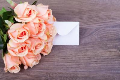 【結婚祝いのマナー】友人から再婚のお知らせが届いたら、どうしたらいい？ 50代から心得ておきたい冠婚葬祭の常識（サムネイル画像2）