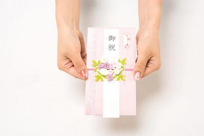 【結婚祝いのマナー】友人から再婚のお知らせが届いたら、どうしたらいい？ 50代から心得ておきたい冠婚葬祭の常識（サムネイル画像3）