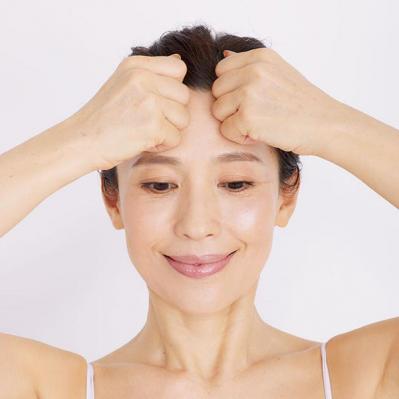 【おでこのシワ】額をほぐすセルフケア。たるみとシワを解消！　佐藤由美子さんが伝授する筋膜リフトとは（サムネイル画像2）