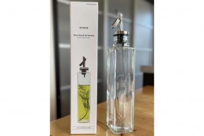 【スリコ】の「ワンハンドオイルビン」は、調理中に片手で使えて便利！プロっぽい形状＆液だれゼロで感動