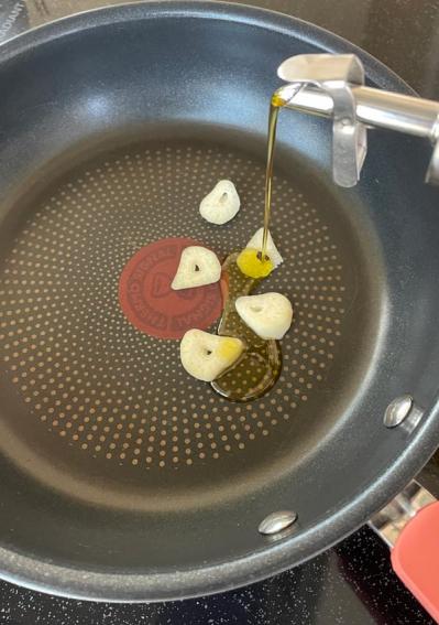 【スリコ】の「ワンハンドオイルビン」は、調理中に片手で使えて便利！プロっぽい形状＆液だれゼロで感動（サムネイル画像5）