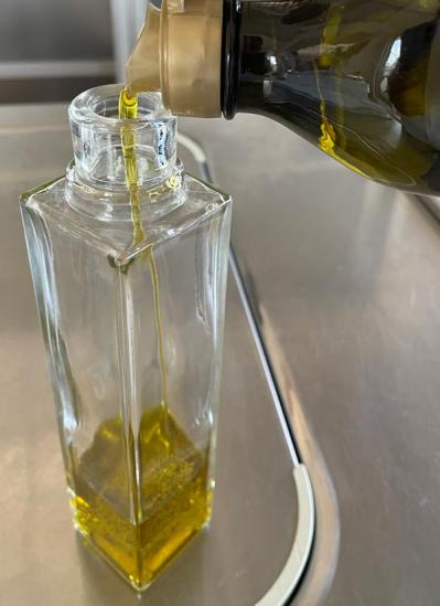 【スリコ】の「ワンハンドオイルビン」は、調理中に片手で使えて便利！プロっぽい形状＆液だれゼロで感動（サムネイル画像4）