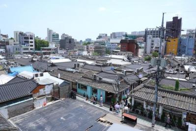 益善洞（イクソンドン）で昔ながらの街並みを楽しむ。「ウ・ヨンウ弁護士は天才肌」のロケ地や、COSのポップアップも！（サムネイル画像14）