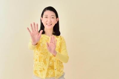 紺野美佐子さんが美声をキープするコツ。「毎日、歌ったり早口言葉で声帯の筋トレをしています」