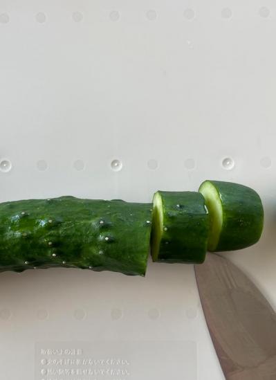 【スリコ】ホールケーキを３等分、５等分が簡単に！　目盛りつき「等分まな板」は、薄くて軽くて横幅小さめで重宝（サムネイル画像5）