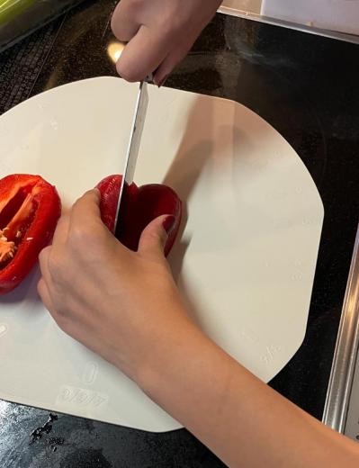 【スリコ】ホールケーキを３等分、５等分が簡単に！　目盛りつき「等分まな板」は、薄くて軽くて横幅小さめで重宝（サムネイル画像4）