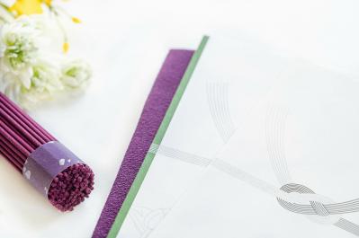 【葬儀にまつわるQ&A】家族葬は家族以外は参列できない？ 香典を辞退すると言われたらどうする？ （サムネイル画像2）