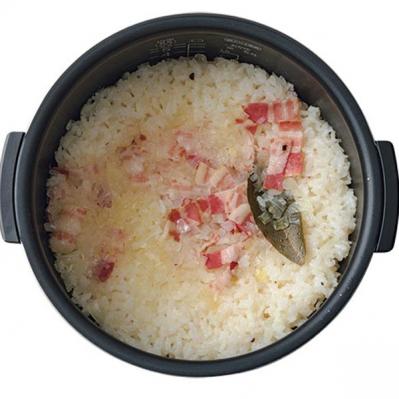 【炊飯器】でお手軽、ベーコンチーズリゾット。早炊きモードでアルデンテに！（サムネイル画像3）