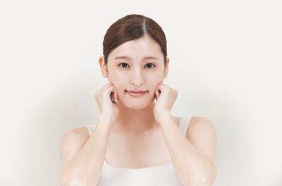 顔の筋肉をほぐして、シワやたるみを解消！【顔面縮小マッサージ】