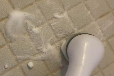 【スリコ】の電動ブラシでラクラク汚れ落とし！　手の疲れも解消（サムネイル画像4）