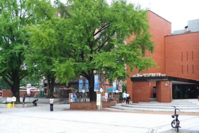 路地裏散歩が楽しい街「大学路」。「星から来たあなた」「ホテルデルーナ」などロケ地もたくさん！パク・ボゴム出演のミュージカルの劇場も【韓国ドラマ】（サムネイル画像3）