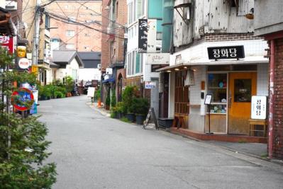 路地裏散歩が楽しい街「大学路」。「星から来たあなた」「ホテルデルーナ」などロケ地もたくさん！パク・ボゴム出演のミュージカルの劇場も【韓国ドラマ】（サムネイル画像15）