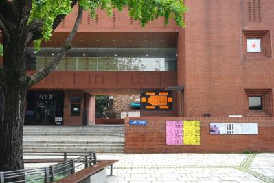 路地裏散歩が楽しい街「大学路」。「星から来たあなた」「ホテルデルーナ」などロケ地もたくさん！パク・ボゴム出演のミュージカルの劇場も【韓国ドラマ】（サムネイル画像2）