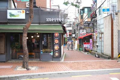 路地裏散歩が楽しい街「大学路」。「星から来たあなた」「ホテルデルーナ」などロケ地もたくさん！パク・ボゴム出演のミュージカルの劇場も【韓国ドラマ】（サムネイル画像16）