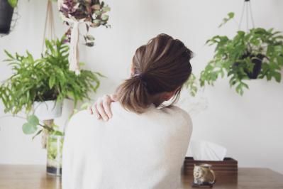 わきの甘い人は【肩こり】に注意！ 肩の負担を軽くするスマホのかけ方も紹介