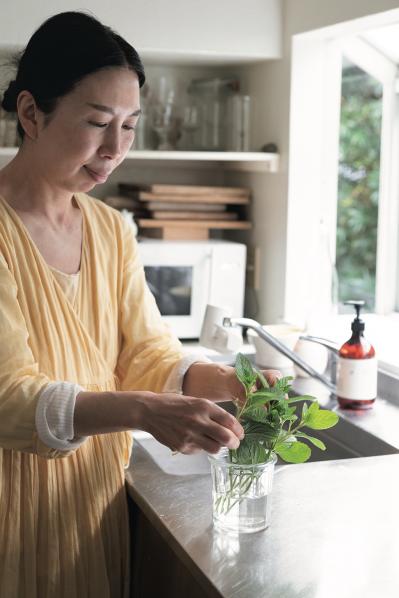 【料理家・中川たまさん】の住み替え実例「50代以降の暮らしを見据え、自然を楽しめる庭つきの戸建てへ」（サムネイル画像2）