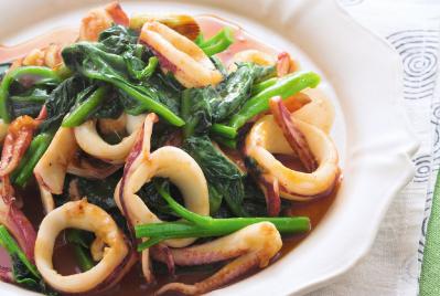 【ツルムラサキ】の簡単でおいしい主菜＆副菜2選「いかのカレーしょうゆ炒め」「焼き油揚げの梅しょうが和え」