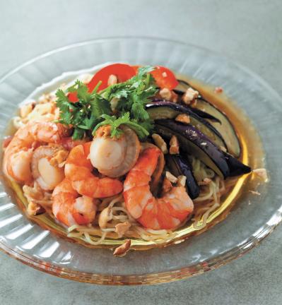 夏に食べたい【冷たい中華麺】さっぱり＆栄養満点レシピ2選「海鮮」「鶏ラーメン」（サムネイル画像2）
