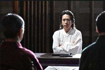 【VIVANT第６話】バナナに華麗な串刺し。堺雅人と松坂桃李の息ぴったりコンビに注目が集まる（サムネイル画像2）