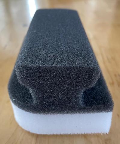 【スリコ】持ち手付きスポンジが使いやすい！シンクやまな板の汚れがラクにかき落とせる（サムネイル画像3）