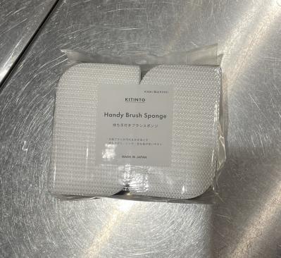 【スリコ】持ち手付きスポンジが使いやすい！シンクやまな板の汚れがラクにかき落とせる（サムネイル画像2）