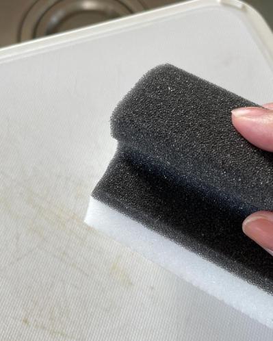 【スリコ】持ち手付きスポンジが使いやすい！シンクやまな板の汚れがラクにかき落とせる（サムネイル画像5）