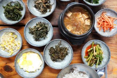 韓国ドラマ「キング・ザ・ランド」に登場した昔ながらの食堂で野菜たっぷりの定食を。地方ならではの青空市場も！（サムネイル画像2）