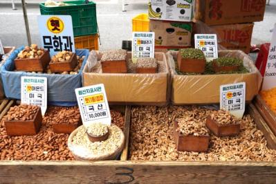 韓国ドラマ「キング・ザ・ランド」に登場した昔ながらの食堂で野菜たっぷりの定食を。地方ならではの青空市場も！（サムネイル画像10）